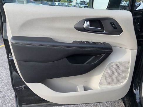 Used 2023 Chrysler Pacifica Touring-L FWD image 12