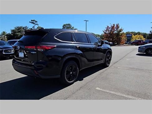 Used 2021 Toyota Highlander LE image 26