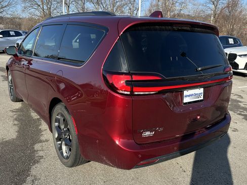 Used 2021 Chrysler Pacifica Touring-L w/ Uconnect Theater Family Group image 8