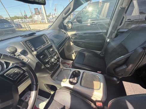 Used 2019 Dodge Grand Caravan SXT image 8