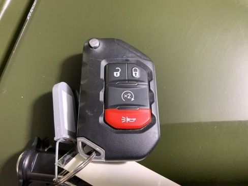 Used 2022 Jeep Gladiator Rubicon w/ LED Lighting Group AWD/4WD image 34