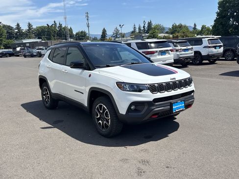 New 2026 Jeep Compass Trailhawk w/ Sun, Sound & Navigation Group AWD/4WD image 7