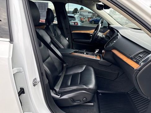 Used 2021 Volvo XC90 T6 Momentum w/ Climate Package image 9