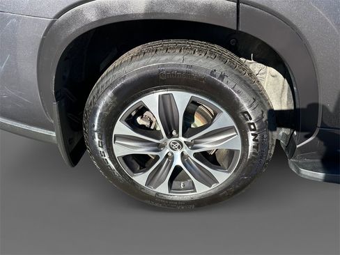 Used 2021 Toyota Highlander XLE image 10