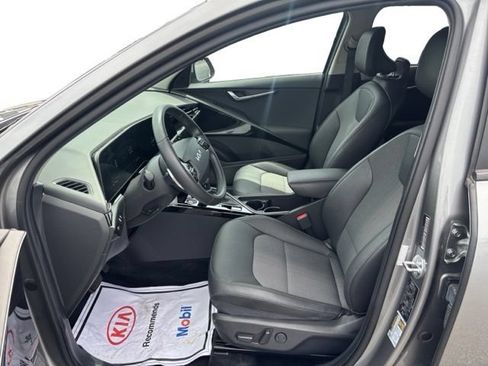 Certified 2023 Kia Niro EX FWD image 10