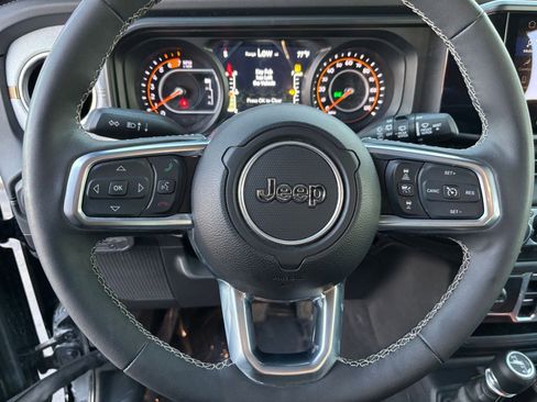 Used 2025 Jeep Wrangler Sahara image 27