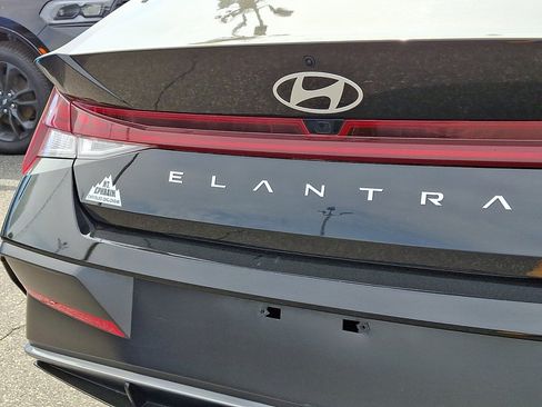 Used 2025 Hyundai Elantra Limited image 18
