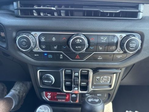 Used 2024 Jeep Wrangler Unlimited image 18