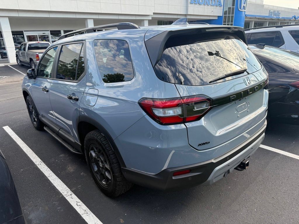 Used 2025 Honda Pilot TrailSport image 4
