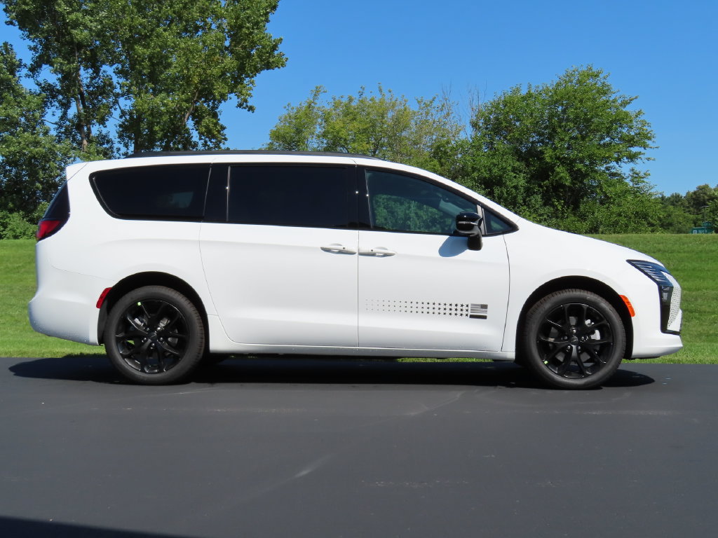 New 2027 Chrysler Pacifica Select AWD/4WD image 2