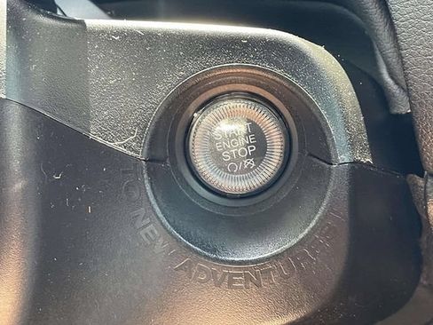 Used 2023 Jeep Renegade Latitude AWD/4WD image 32