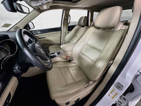 Used 2019 Jeep Grand Cherokee Limited AWD/4WD image 15