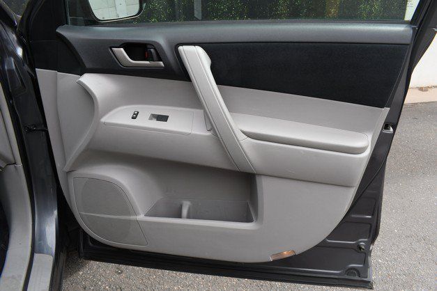 Used 2011 Toyota Highlander 4WD w/ Tech Pkg image 23