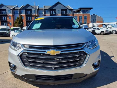 Used 2021 Chevrolet Traverse LT w/ LT Premium Package image 2