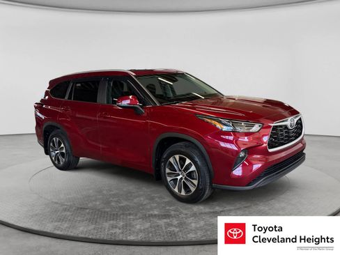 Used 2023 Toyota Highlander XLE AWD/4WD image 3