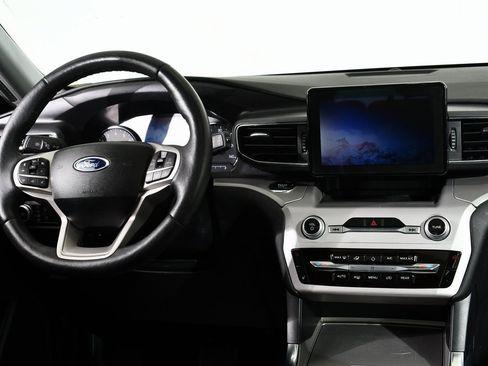 Used 2023 Ford Explorer XLT w/ Equipment Group 202A image 8