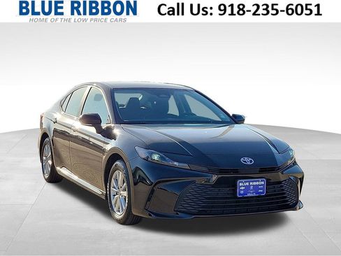 Used 2025 Toyota Camry LE image 1