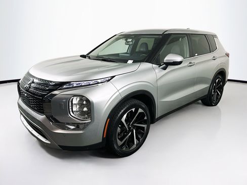 Used 2024 Mitsubishi Outlander SE image 3