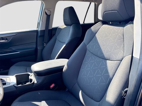 Used 2022 Toyota RAV4 XLE image 21