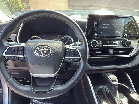 Used 2022 Toyota Highlander XLE FWD image 10