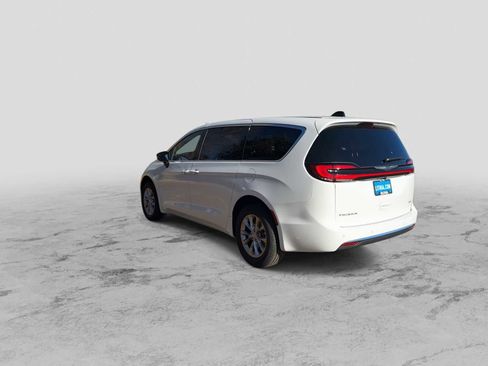 New 2026 Chrysler Pacifica Select image 6