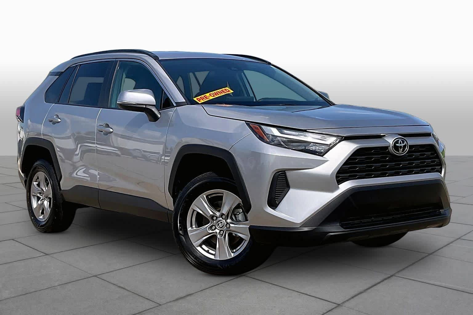 Used 2025 Toyota RAV4 XLE FWD image 3