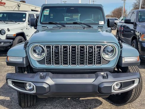 Used 2025 Jeep Wrangler Unlimited Sahara image 4