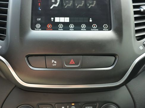 Used 2019 Jeep Cherokee Latitude Plus AWD/4WD image 37