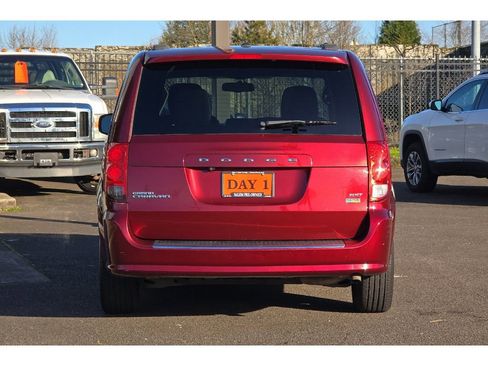 Used 2018 Dodge Grand Caravan SXT image 6