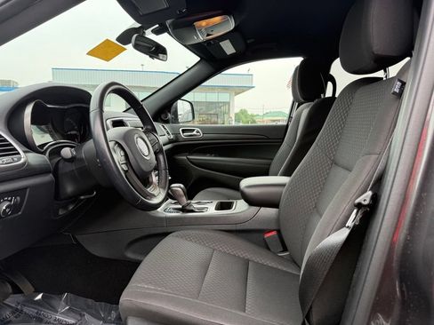 Used 2020 Jeep Grand Cherokee Laredo AWD/4WD image 26