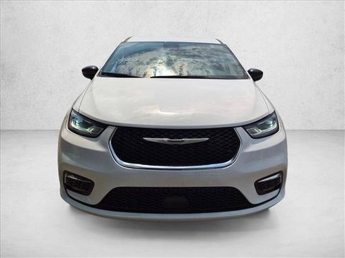 Used 2024 Chrysler Pacifica Touring-L FWD image 2