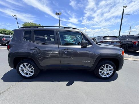Used 2018 Jeep Renegade Latitude w/ Cold Weather Group AWD/4WD image 3