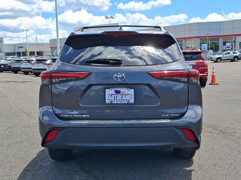 Used 2023 Toyota Highlander XLE AWD/4WD image 6