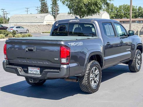 Used 2018 Toyota Tacoma TRD Sport w/ Technology Package image 4