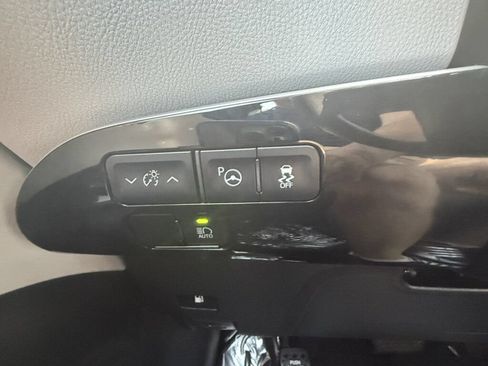 Used 2019 Toyota Prius LE FWD image 25