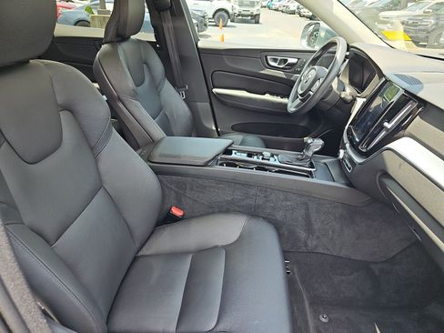 Used 2019 Volvo XC60 T6 Momentum w/ Multimedia Package AWD/4WD image 10