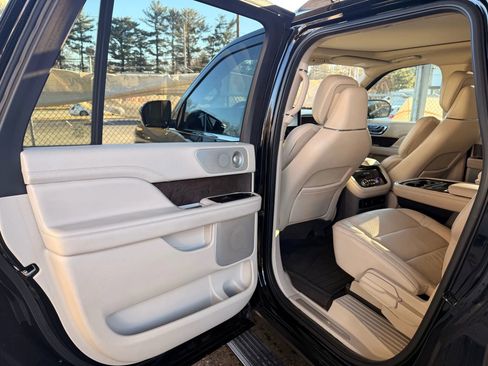 Used 2018 Lincoln Navigator L Reserve w/ Technology Package image 18