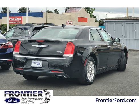Used 2016 Chrysler 300 C RWD image 4