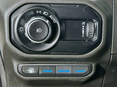 Used 2023 Jeep Wrangler Unlimited Sahara AWD/4WD image 16