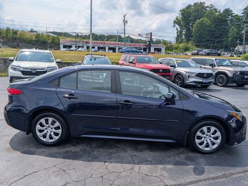 Used 2025 Toyota Corolla LE FWD image 9