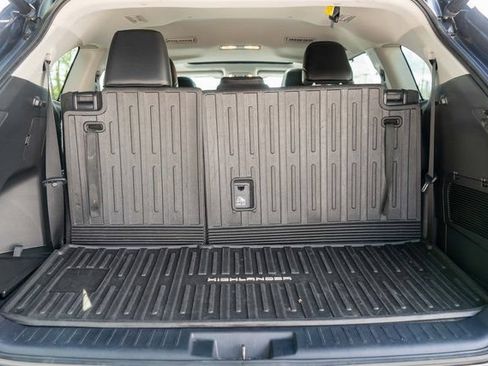 Used 2022 Toyota Highlander XLE AWD/4WD image 11
