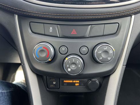 Used 2020 Chevrolet Trax LT w/ LT Convenience Package FWD image 28