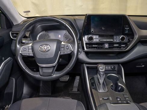 Used 2023 Toyota Highlander LE image 2