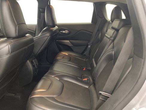 Used 2019 Jeep Cherokee Latitude Plus w/ Comfort/Convenience Group AWD/4WD image 18