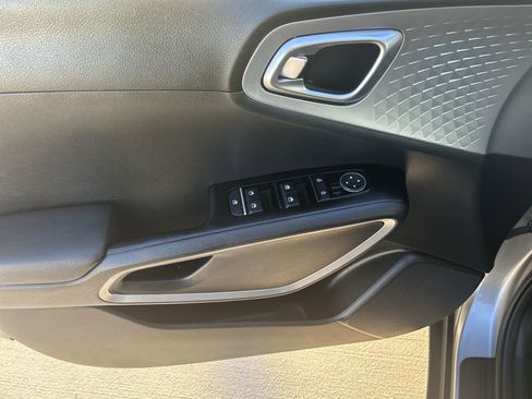 Used 2022 Kia Soul LX image 15