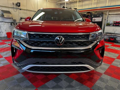 Used 2023 Volkswagen Taos SE w/ Black Wheel Package FWD image 2