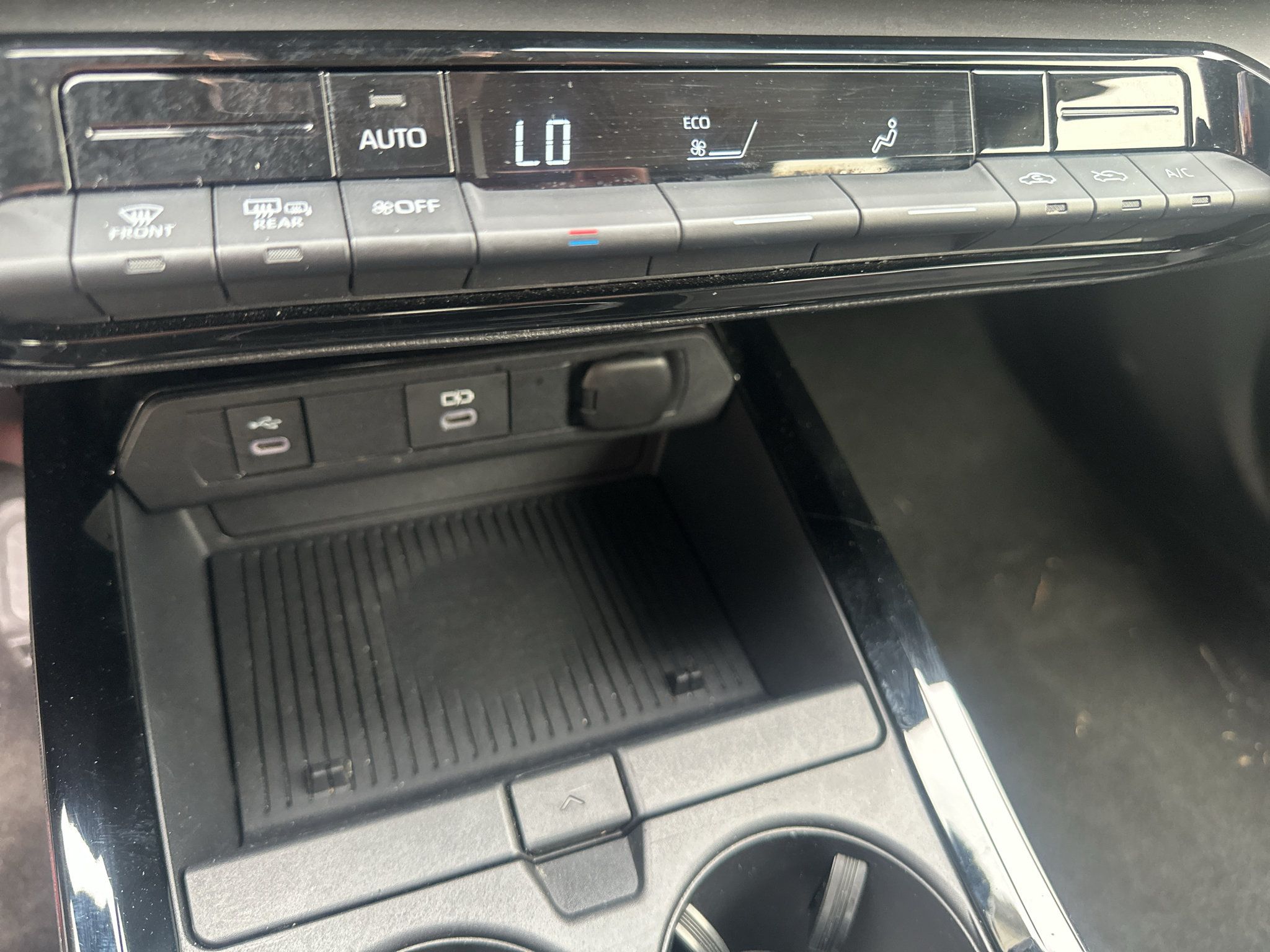 Used 2025 Toyota Prius LE FWD image 25