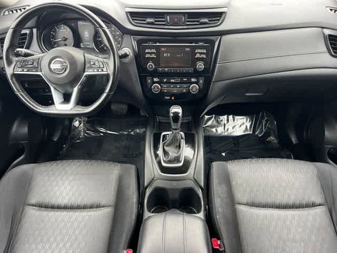 Used 2017 Nissan Rogue SV FWD image 3