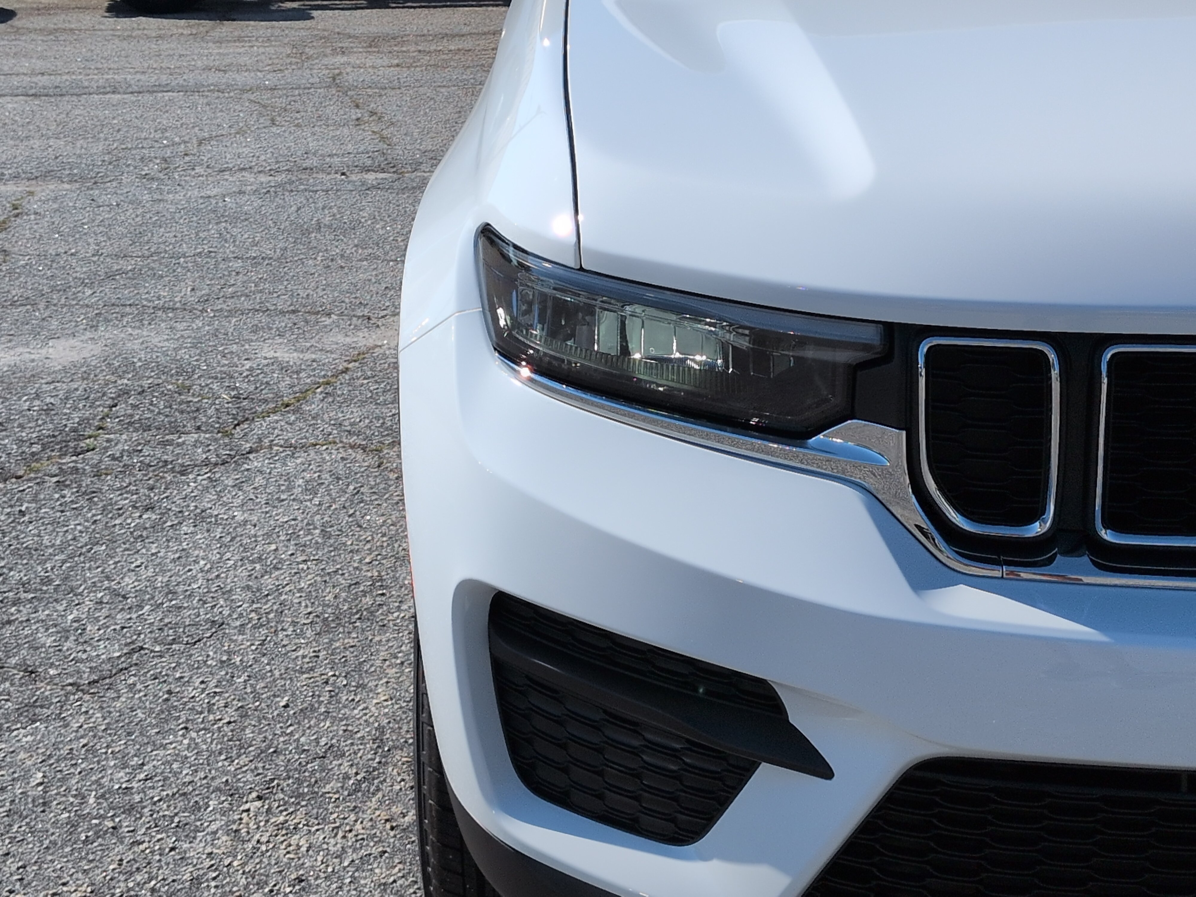 New 2027 Jeep Grand Cherokee Laredo RWD image 8