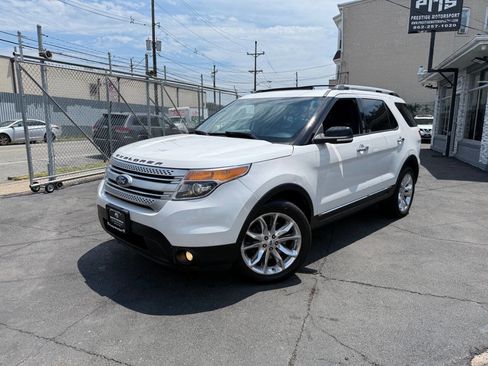 Used 2014 Ford Explorer XLT w/ Equipment Group 202A AWD/4WD image 1